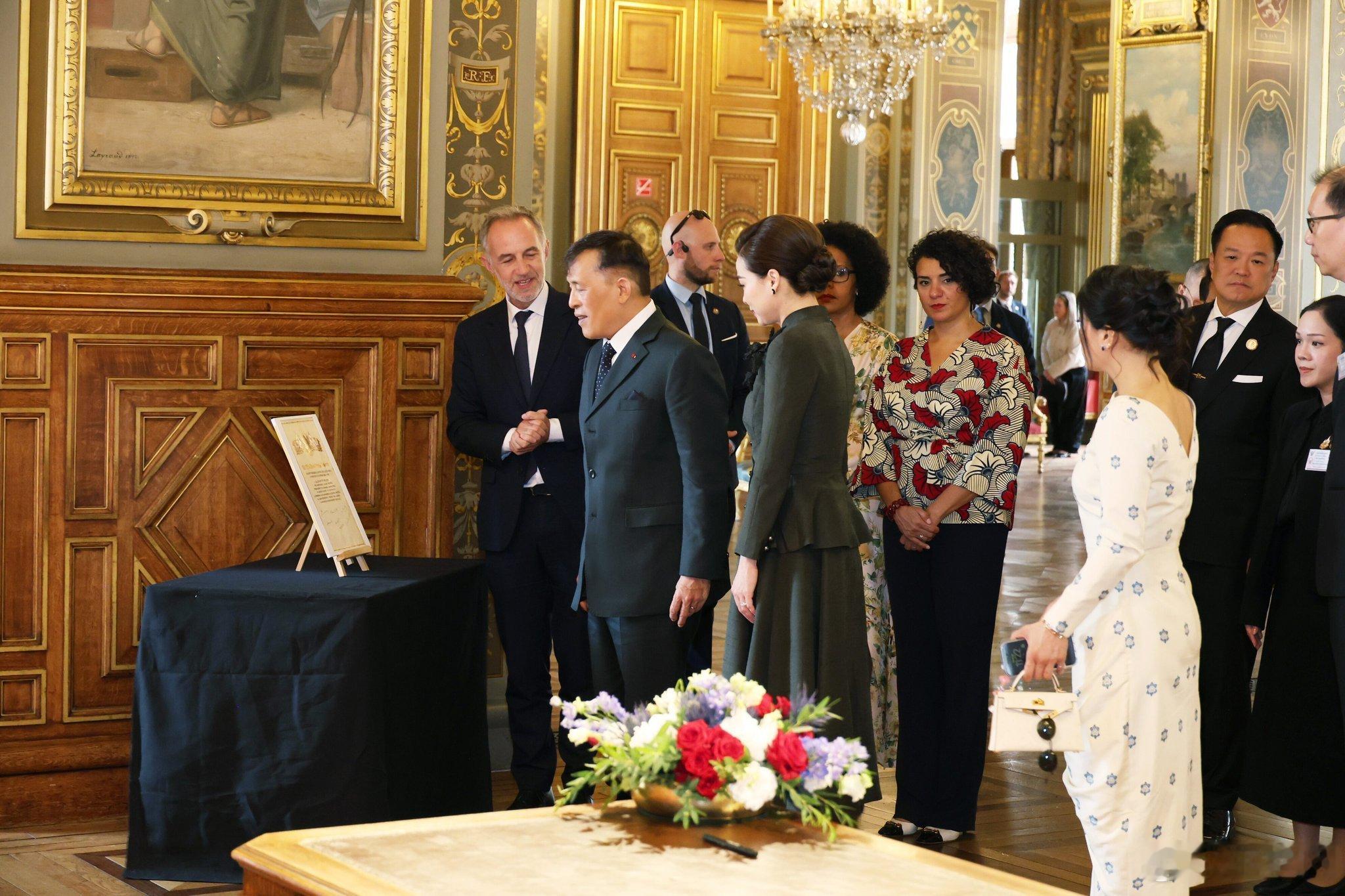 泰国王室 🇹🇭🇫🇷6月30日，哇集拉隆功国王和苏提达王后、思蕊梵娜瓦瑞公