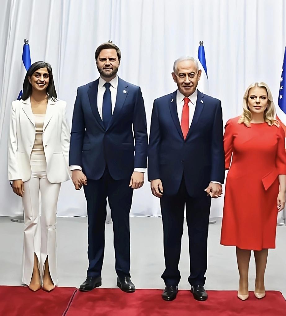 以色列总理内塔尼亚胡和美国副总统万斯夫妇，有种夫唱妇随的画面感。
内塔尼亚胡拉着