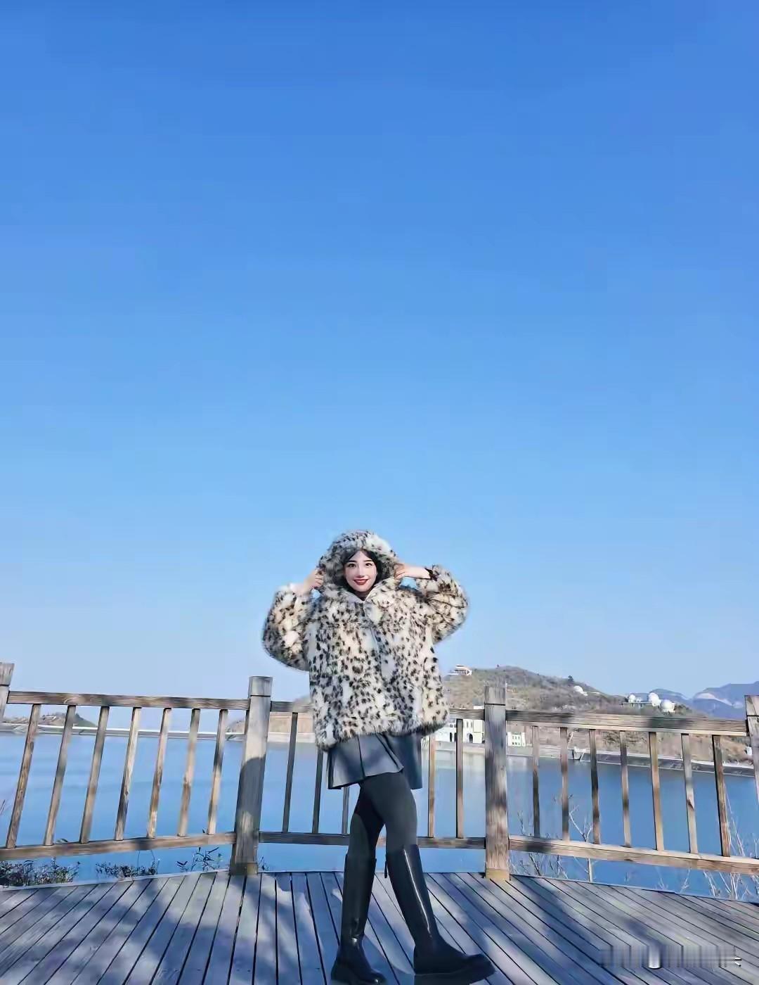 冬日暖阳下，毛茸茸外套与清澈湖水相映成趣，元气满满的一天！🌞🧥💦