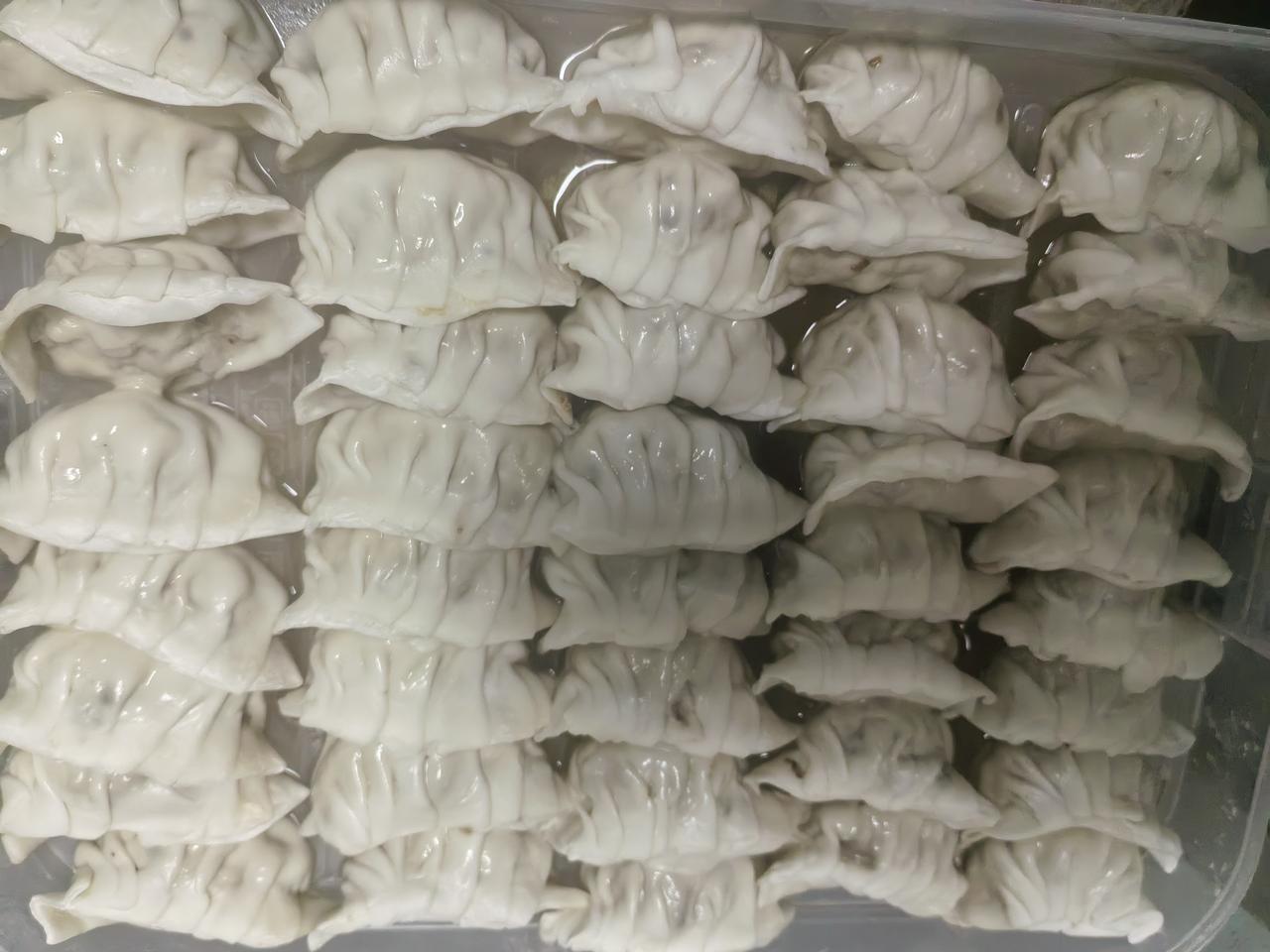 哎呀，这下麻烦大了！饺子全粘在一起了！😱

下午三点多，突然“啪”一声，电脑屏