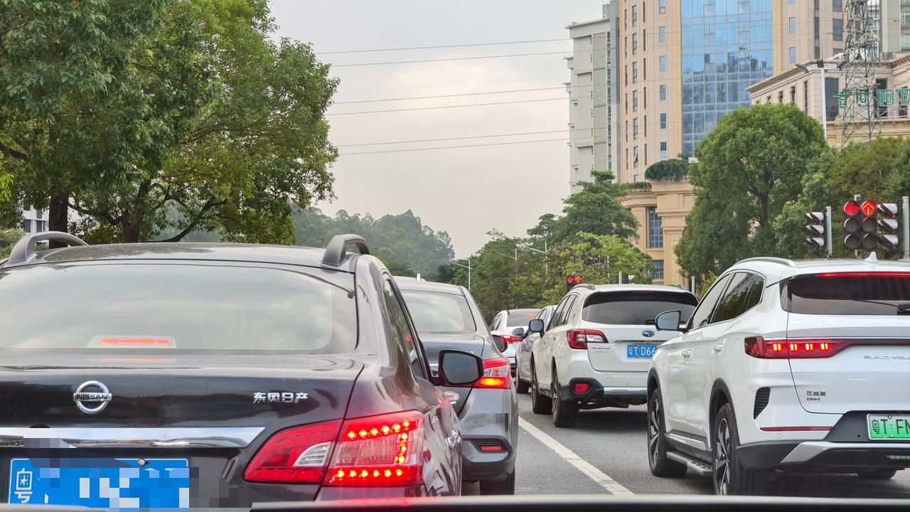 新型的行李架安装手法...
不知道装了行李箱后，跑高速会怎么样？ ​​​【来自懂