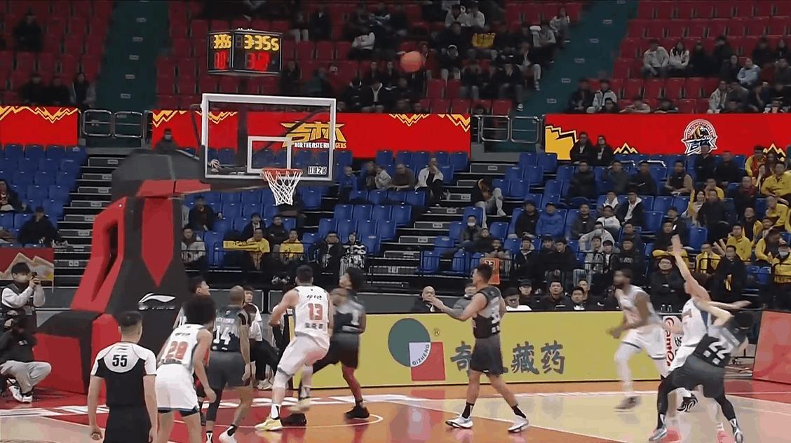 刘炜指导和他闹！裁判真没水平，齐麟这三分吹违体！下落不慎打到贾昊眼部，吹个阻挡不