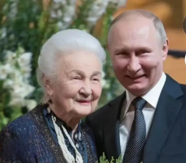 看到普京老母亲的照片，瞬间就被暖到了！满头银发梳得整整齐齐，脸上的笑容慈祥又温和