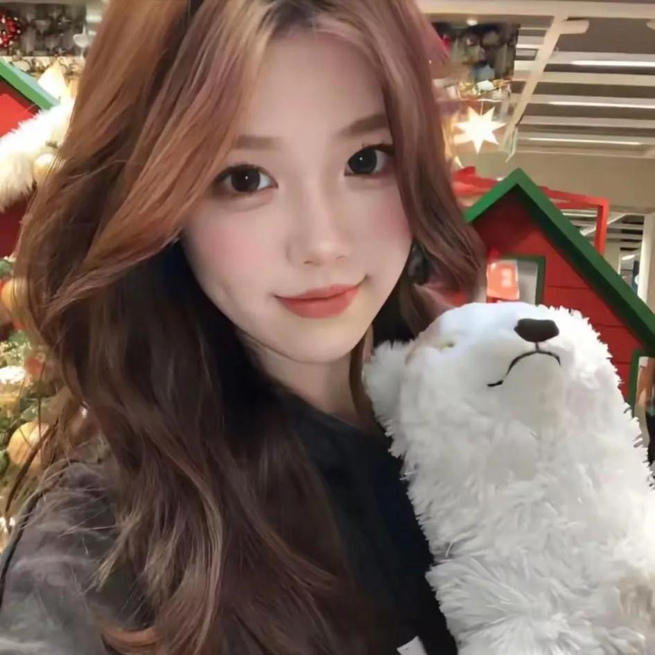 雪中抱熊人，冬日暖阳心。