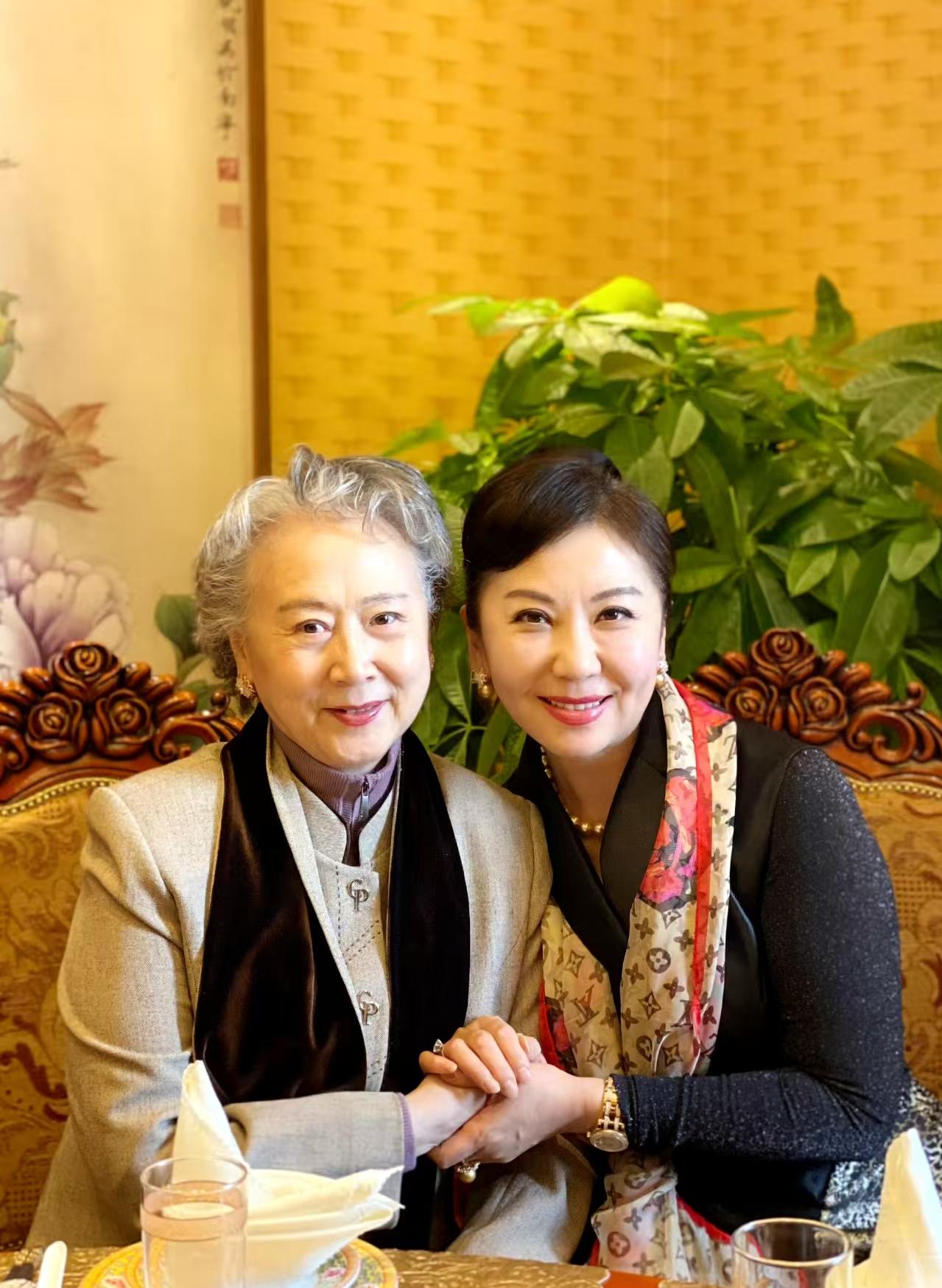 两代京剧名家同框亲密合影，老艺术家眼角的细纹里镌刻着岁月沉淀的戏韵风华，后辈演员