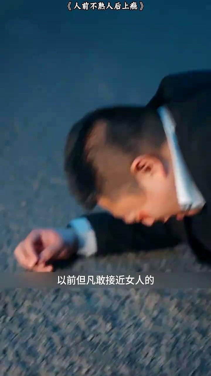 圈内人前，她身边总跟着个年轻帅气的小奶狗。

谁敢靠近她一点，她就跟炸了毛的猫一