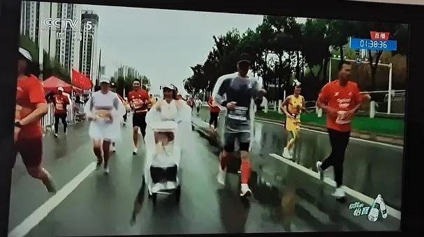 武汉真独特，下着雨也阻挡不了跑马拉松。


今上午歇着，偶尔看看电视，就被这雨中