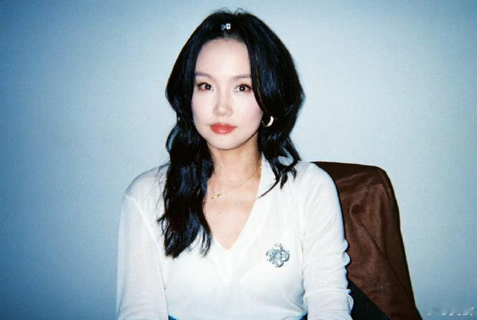 家人们谁懂啊！黄龄这组定格2000s的照片，胶片质感高级又复古。她慵懒随性的模样