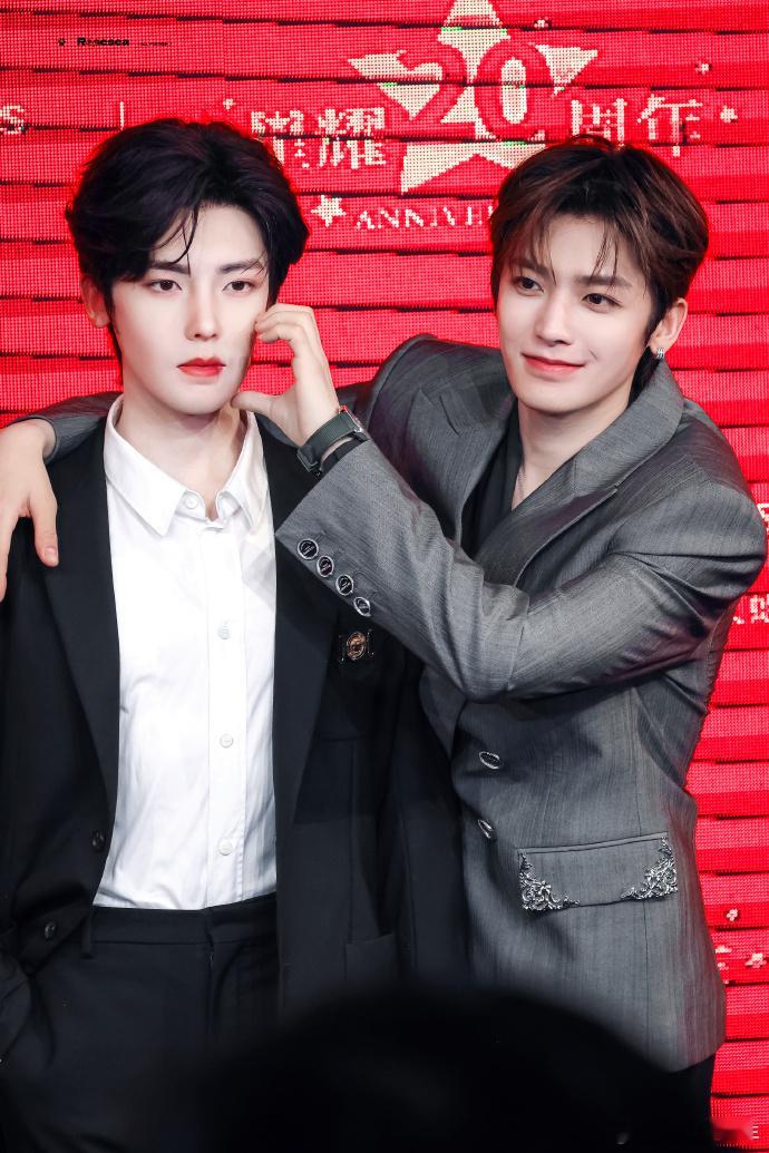 侯明昊蜡像入驻上海杜莎侯明昊蜡像揭幕现场氛围超棒！侯明昊跟自己的蜡像“上海分昊”