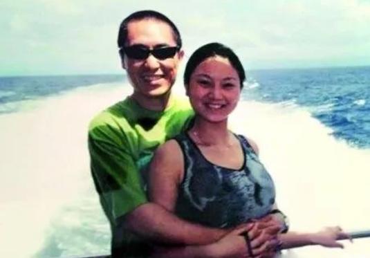 [微风]当年，19岁陈婷带着50岁张艺谋回无锡老家，陈妈妈一看张艺谋，很是惊讶：