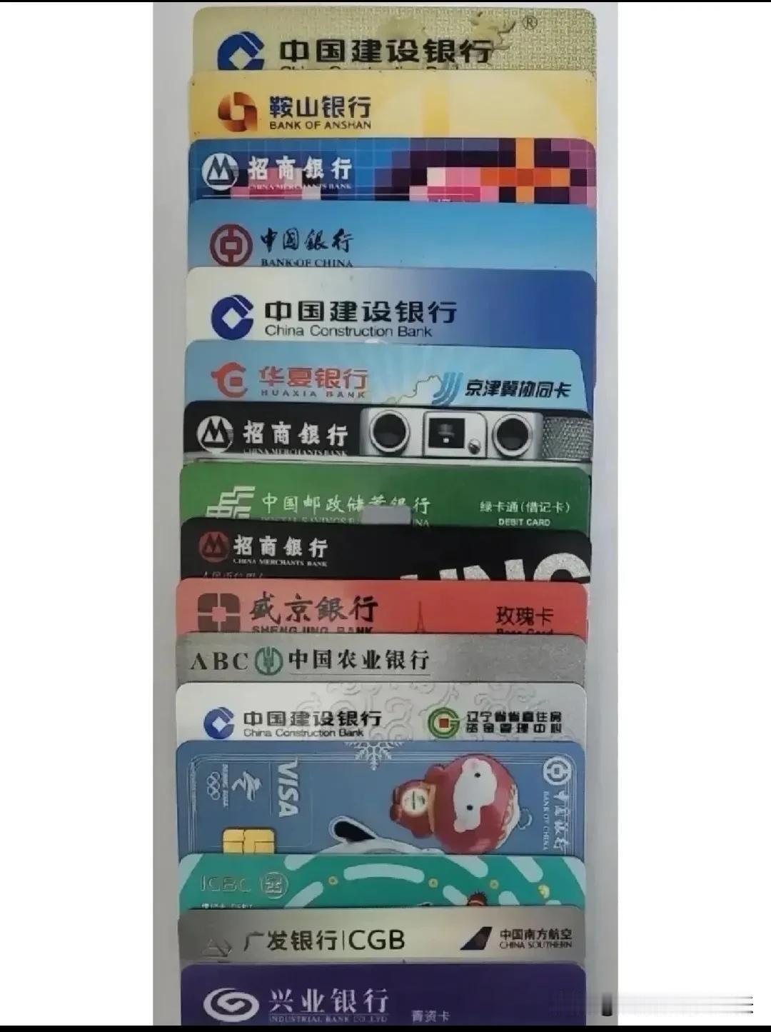 同事说现在办卡也不太容易了，听着很……，他说他去某小行办卡，被营业员盘问了一个多