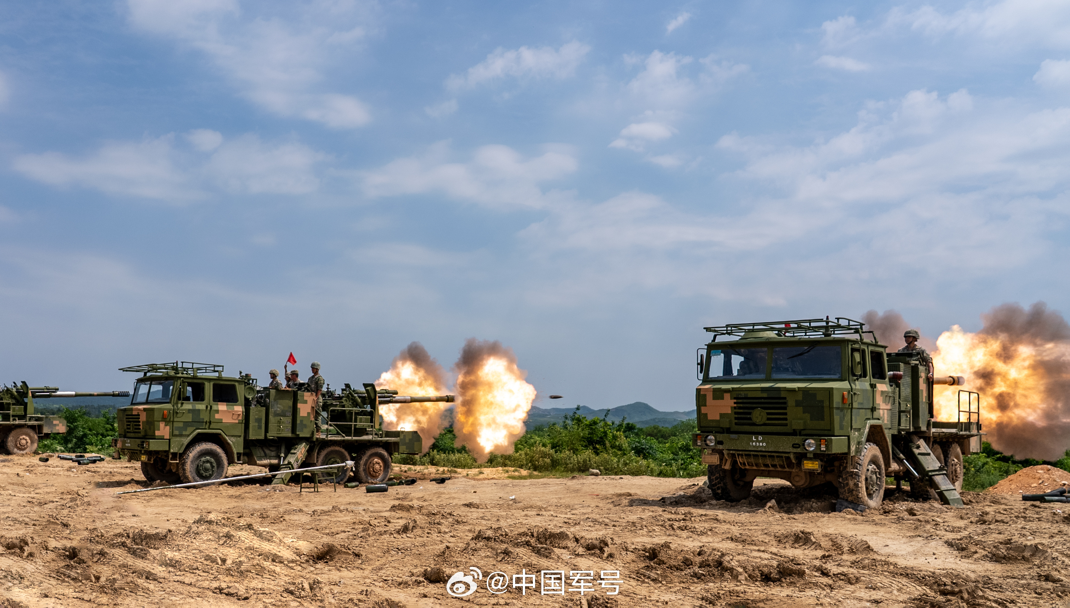 【满满战力！一组图治愈火力不足恐惧症】近日，陆军第71集团军某旅组织炮兵分队开展