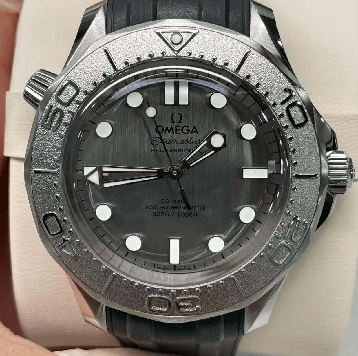 【新海马细节实拍 很哇塞】2025年欧米茄里比较成功的新款是谁？这款新钛金属海马