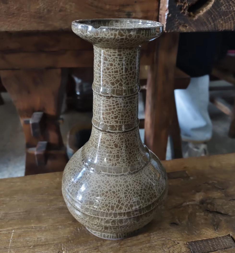 南宋龙泉小梅旋纹盘口瓶，窑址货，瓶口有磕。