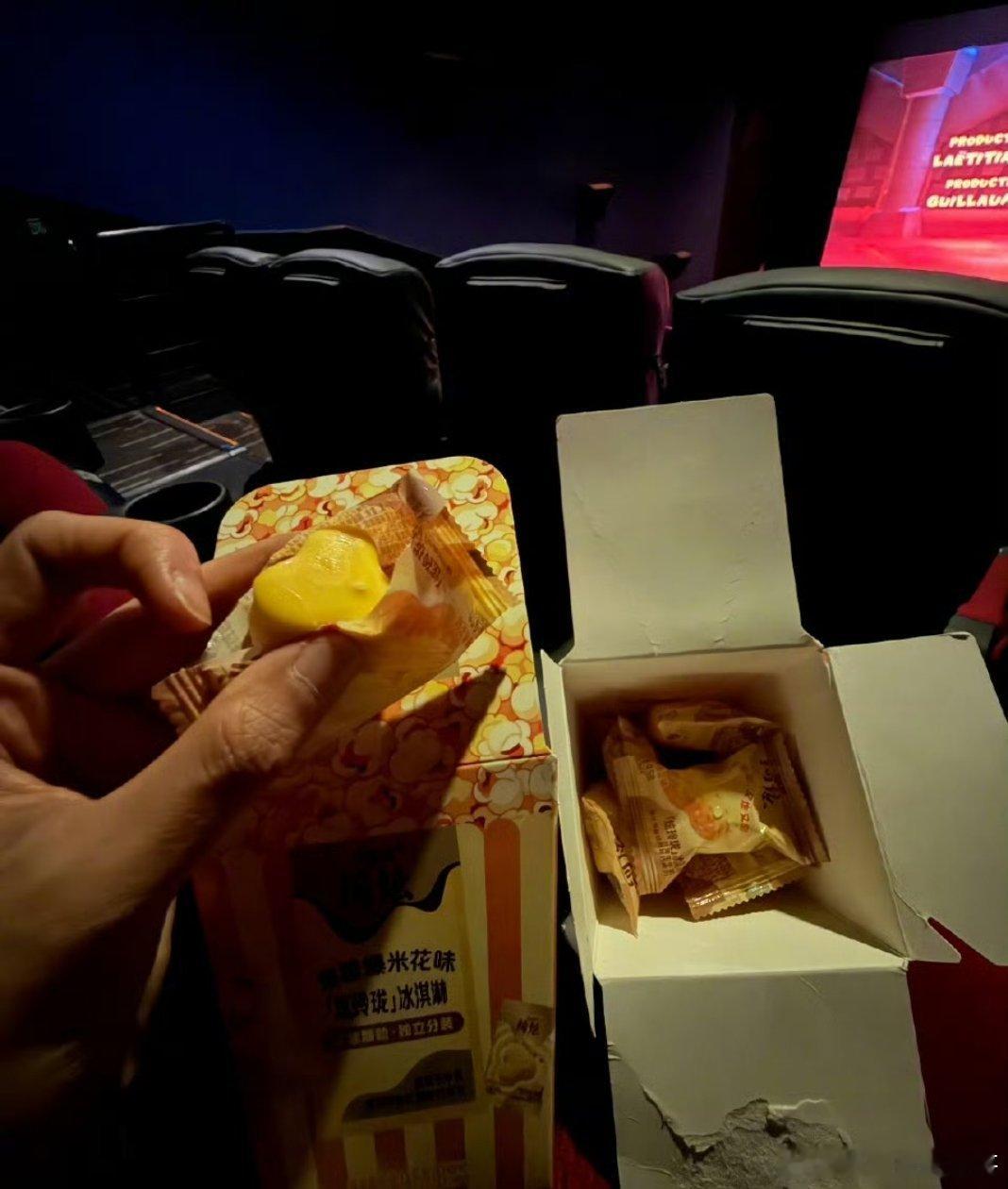 近期，一款炫玲珑焦糖爆米花味冰淇淋以跨界融合的口感和场景化设计引爆社交网络，成为