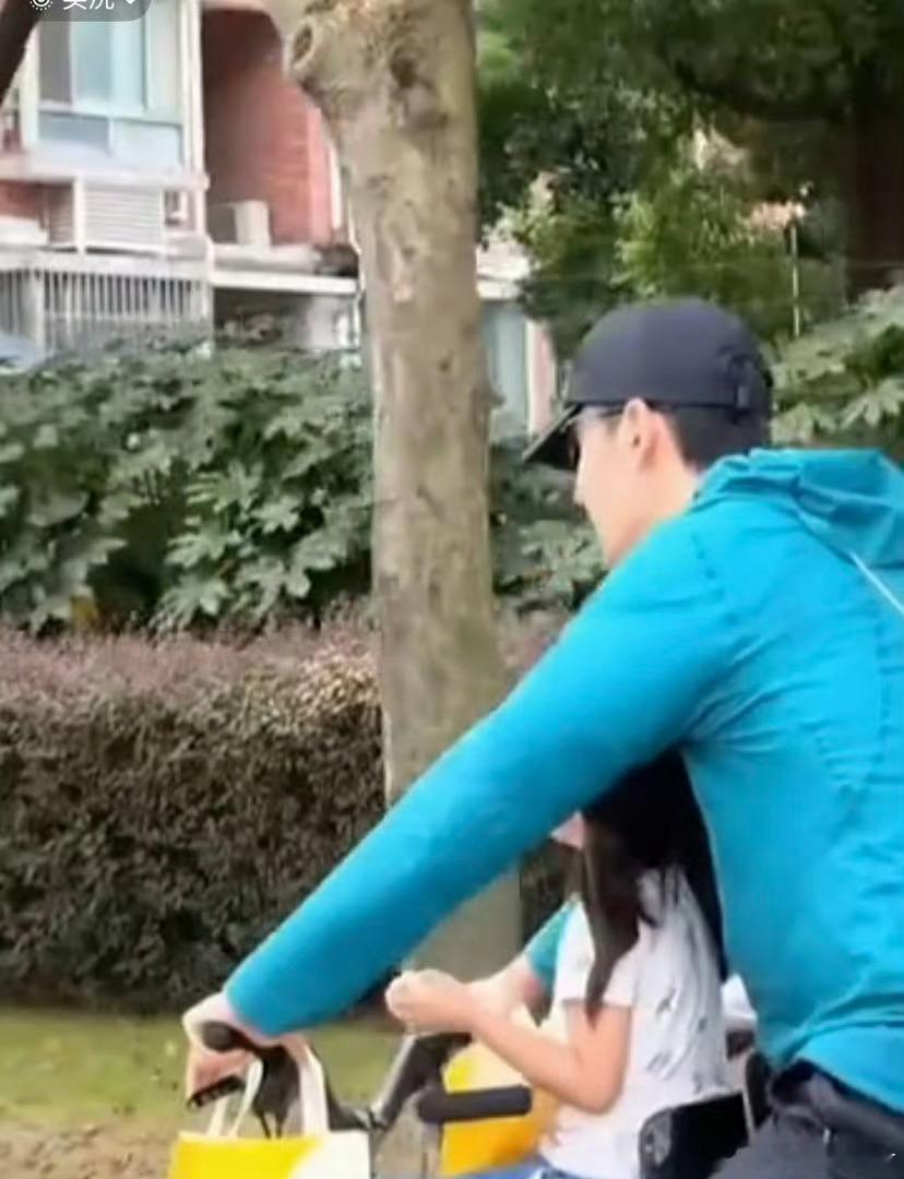 胡歌3岁女儿近照看着一家三口慢悠悠骑车的样子，真的觉得胡歌很满意自己现状啊。没有
