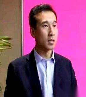 一个副x，居然伸手找下属、找他管理的人“要”东西！
你没看错，不是人家塞给他，是