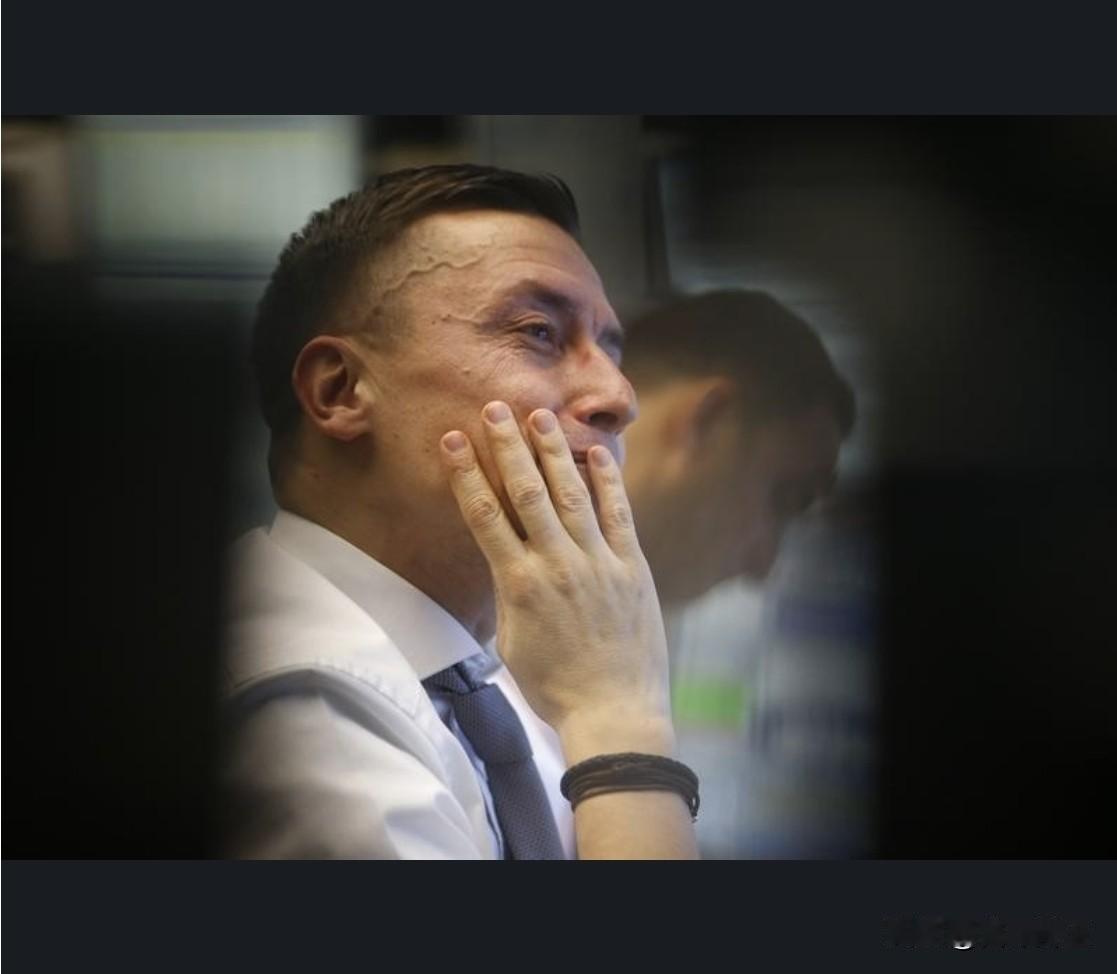 美国股指期货周一晚间小幅走高，此前华尔街在科技股和芯片股的推动下实现了2月份的强