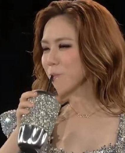这不是什么意外小插曲，而是邓紫棋演唱会心照不宣的固定互动环节。只要她在台上拿起水
