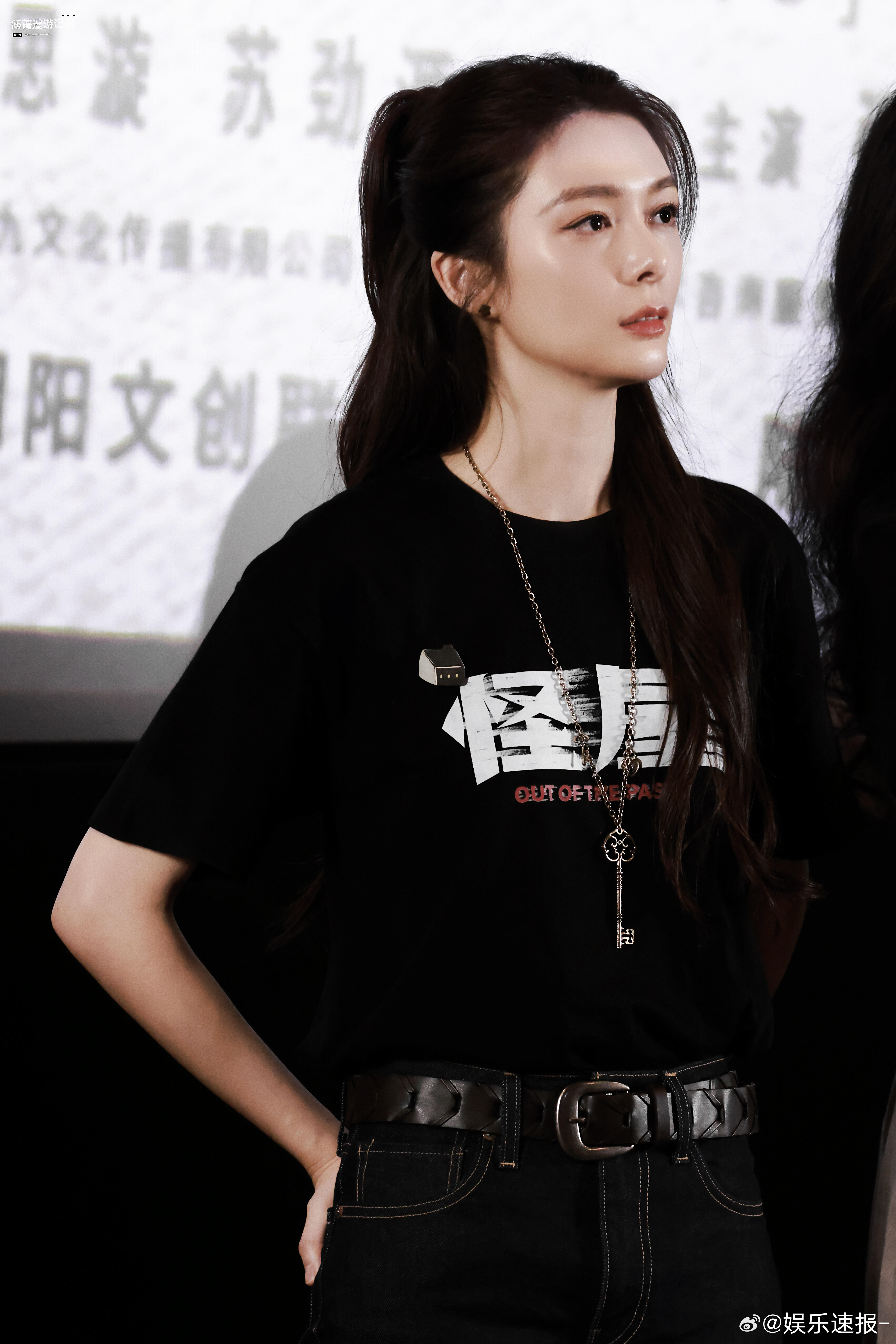 傅菁那都不是事傅菁疑似拍电影时受伤为角色全力以赴！傅菁拍摄电影《怪屋》高难度戏份