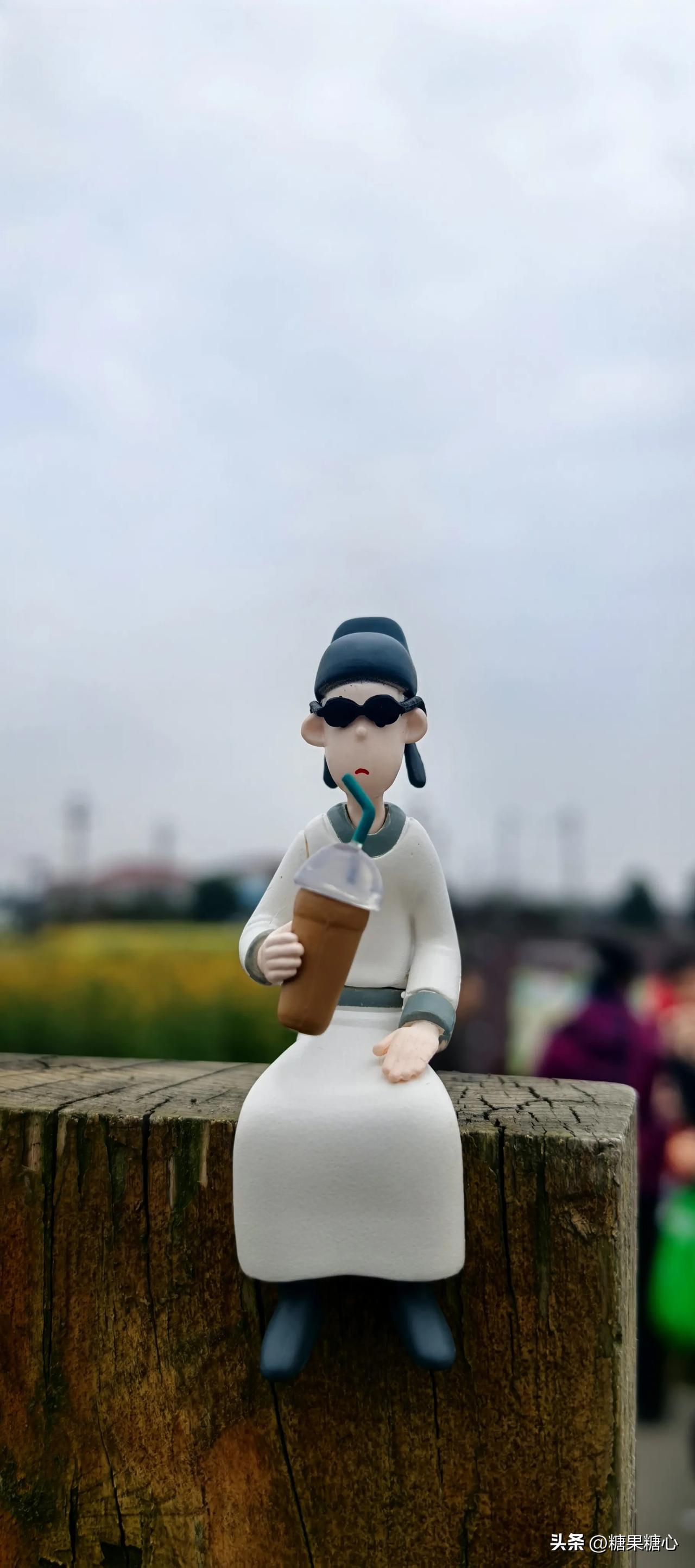 新津农博园，春天里特别的浪漫。
五颜六色盛开的油菜花到处妆点。
偶遇拿着奶茶的李