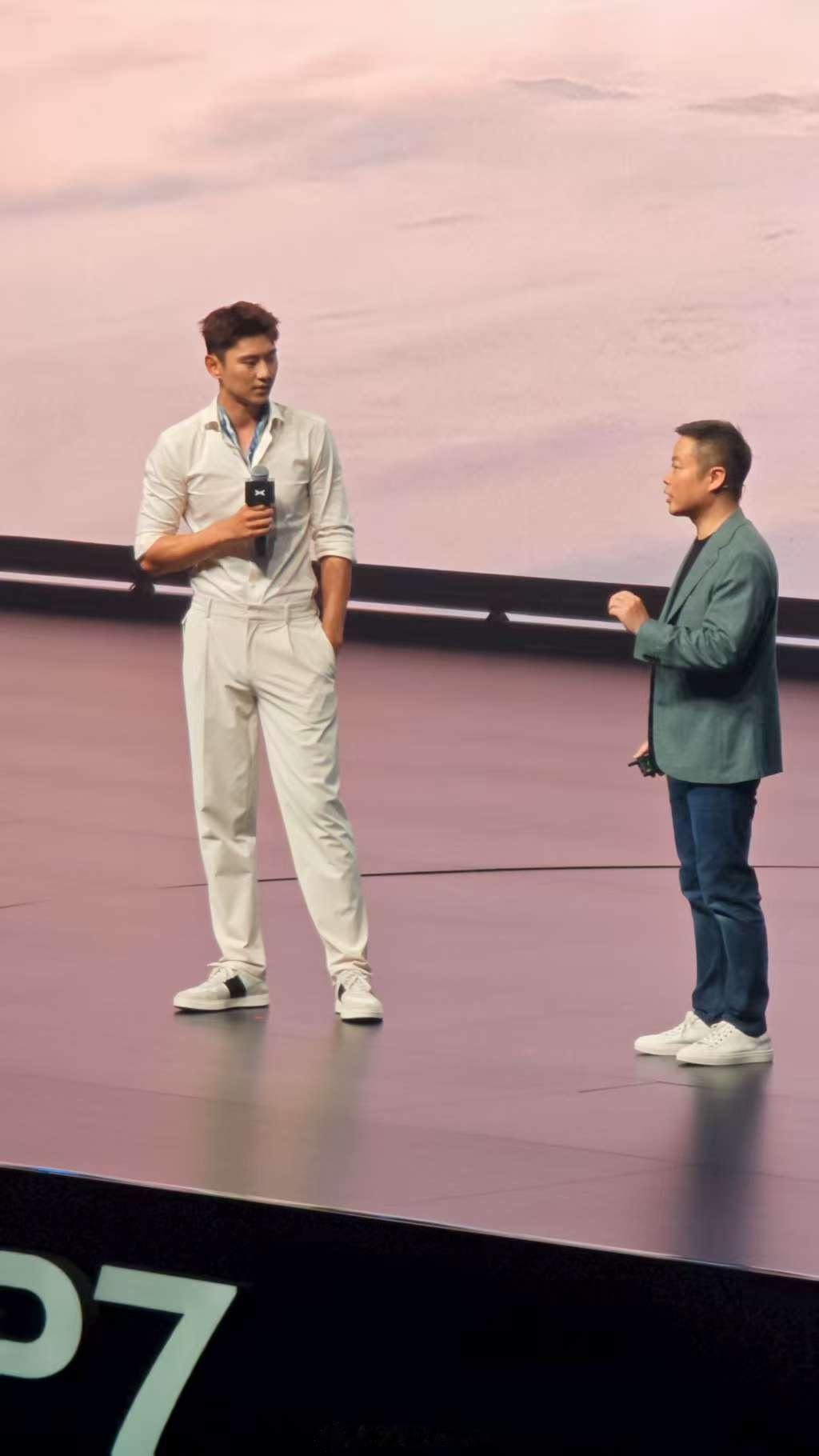 小鹏P7每个颜色都有单独的代言人[阴险]时尚圈都在拍小鹏P7 ​​​