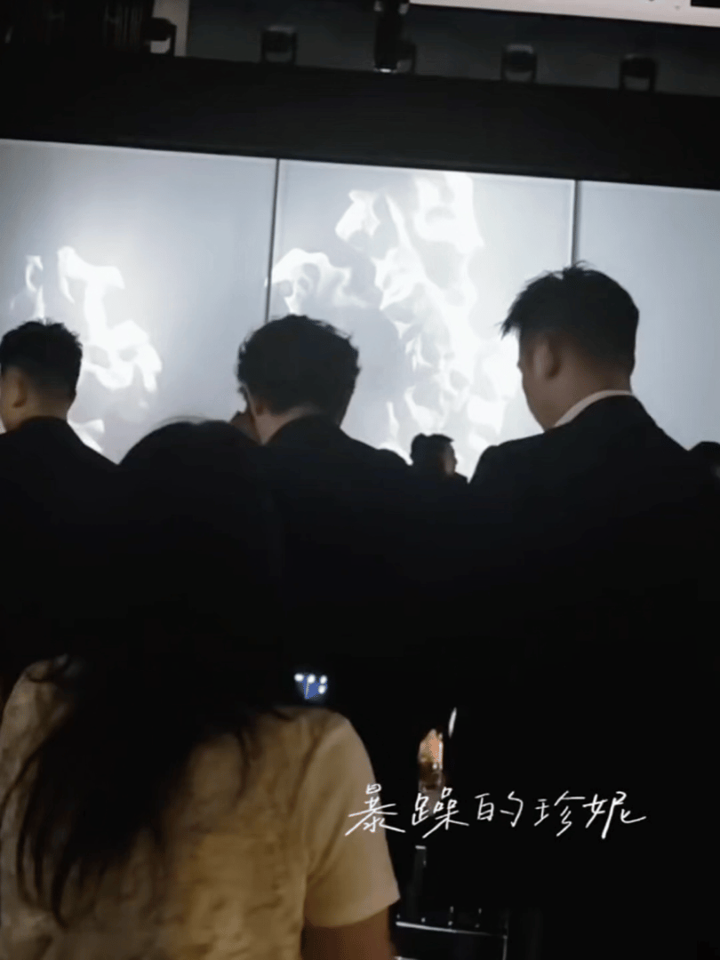 卧槽这个体型差我又美美开磕了[捂嘴哭]我妈看上去好娇小[捂嘴哭] ​​​