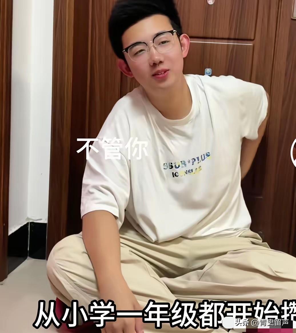 安徽一男孩，高考结束回家后，一把将妈妈拉进房间里，神神秘秘拿出一个袋子：“妈妈，
