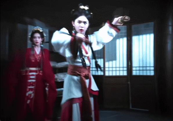 国产剧终于不是英雄救美了  撕烂柔弱标签！青苔用行动证明:女子的英勇，比英雄救美