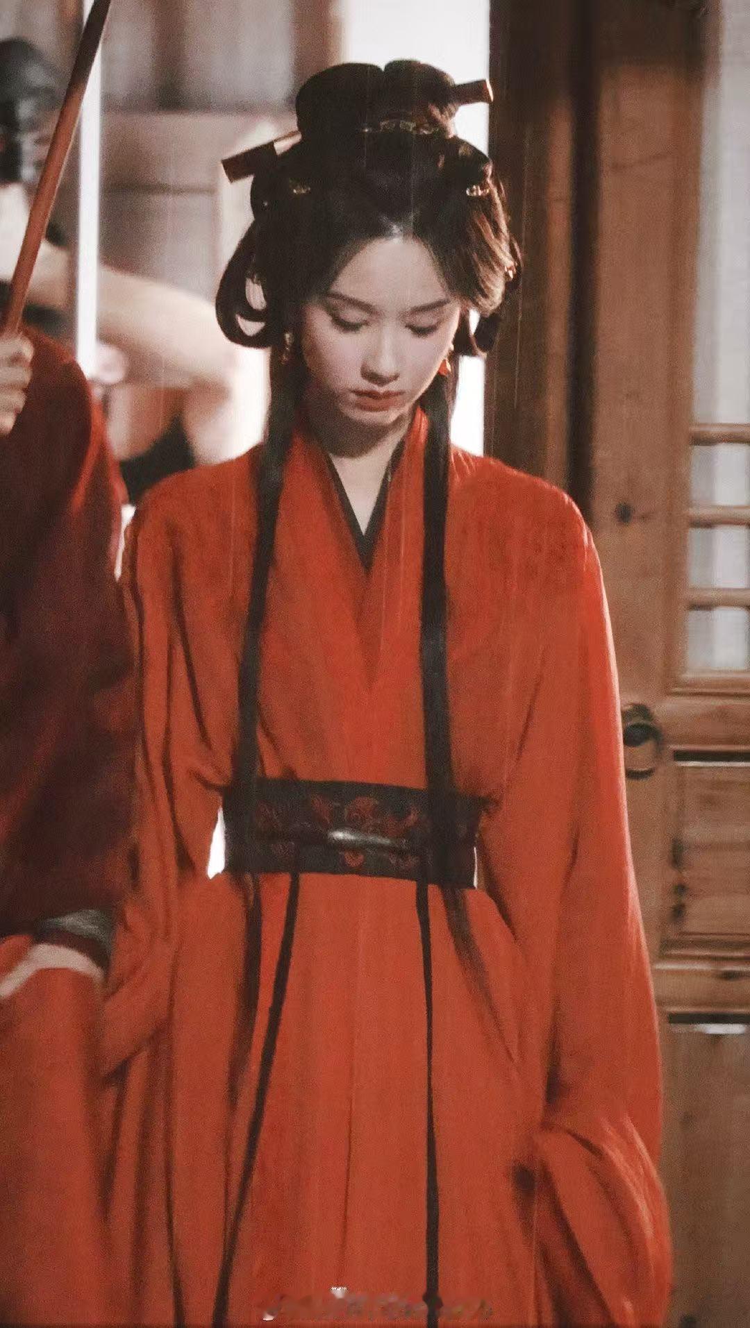 陈都灵翘楚雨夜红衣撑伞路透陈都灵阴湿女鬼味陈都灵翘楚雨夜红衣撑伞路透，非常适配，