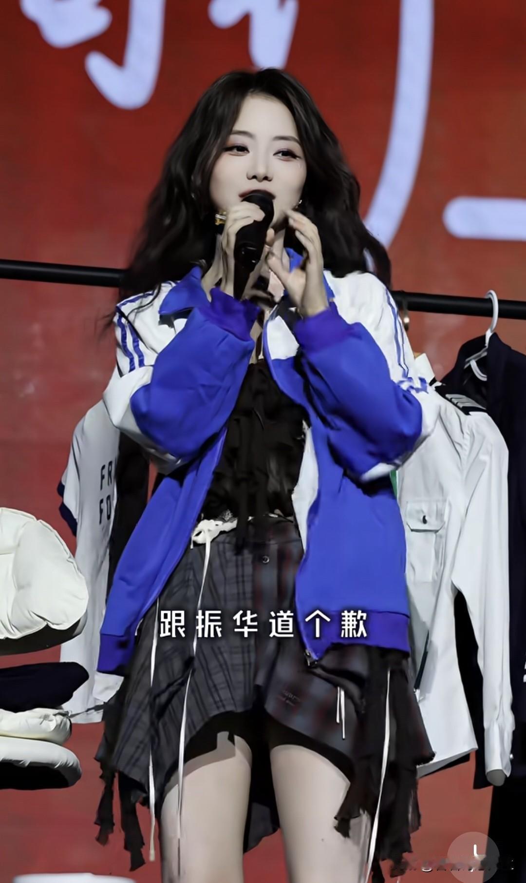 舞台之上，谭松韵歌声醉人、美丽如初，振华的歉意穿插其间，情感交融，直击心灵。谭松