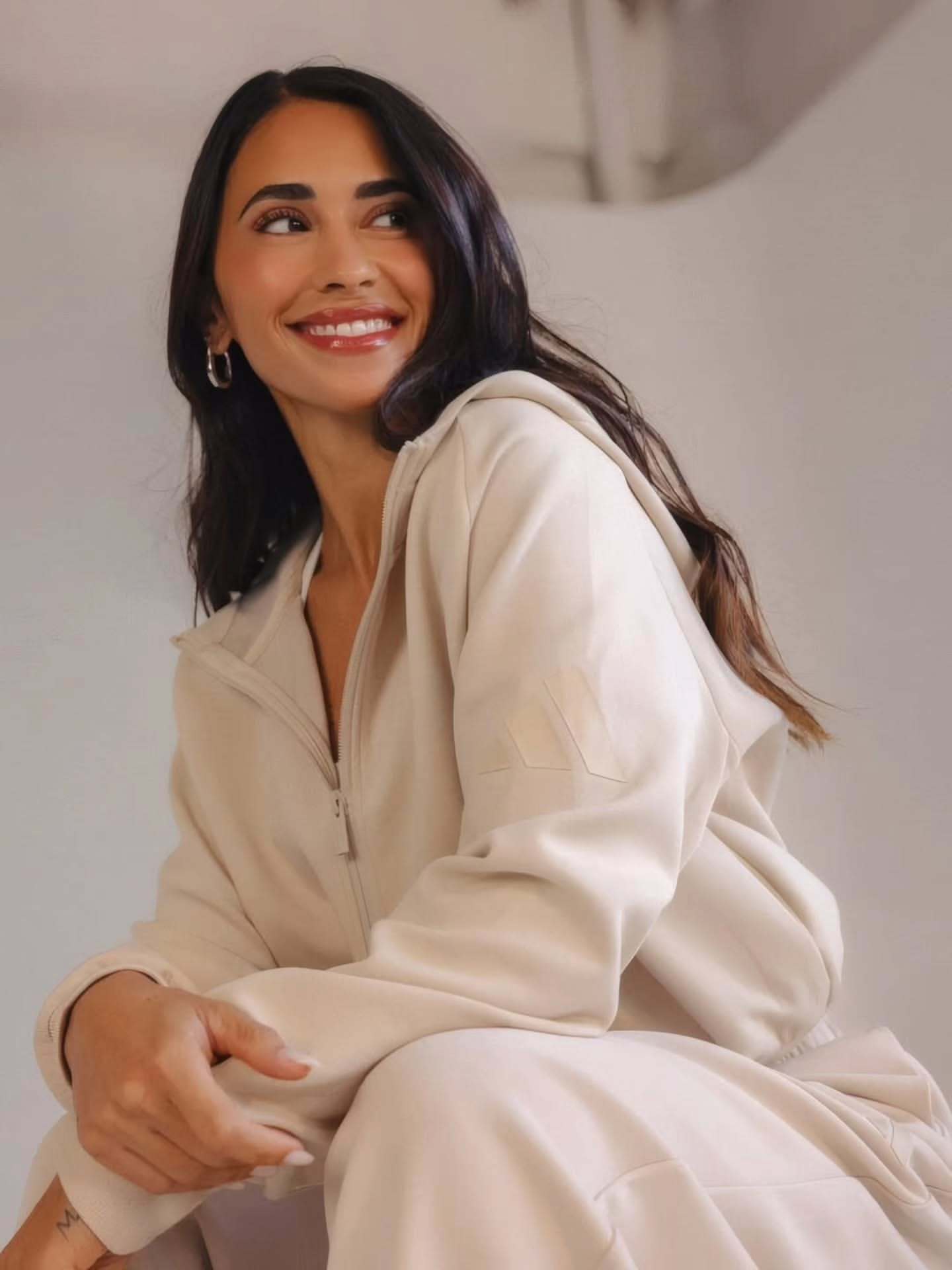 安妞为全新 Adidaswomen Soft lux 系列拍摄的广告大片 😍❤