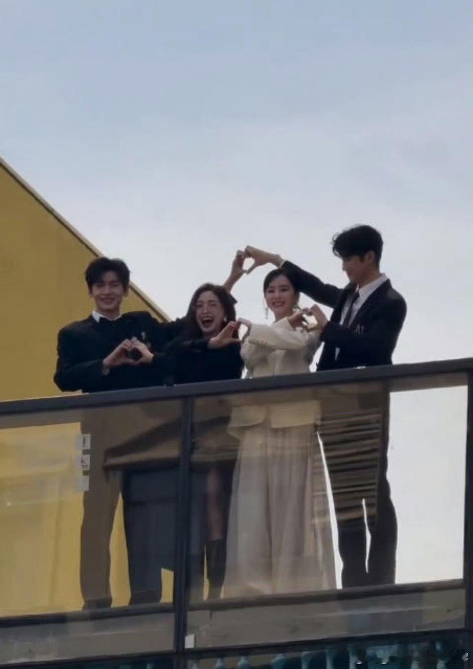 刘诗诗[超话]刘诗诗吴宣仪hi6上班同框路透你好星期六吴宣仪和刘诗诗携手hi6，