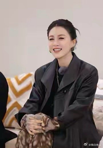 我特意去查了下李嘉格是不是高嫁，否则怎么能在婆家这么多年忍气吞声。原来车澈是当年