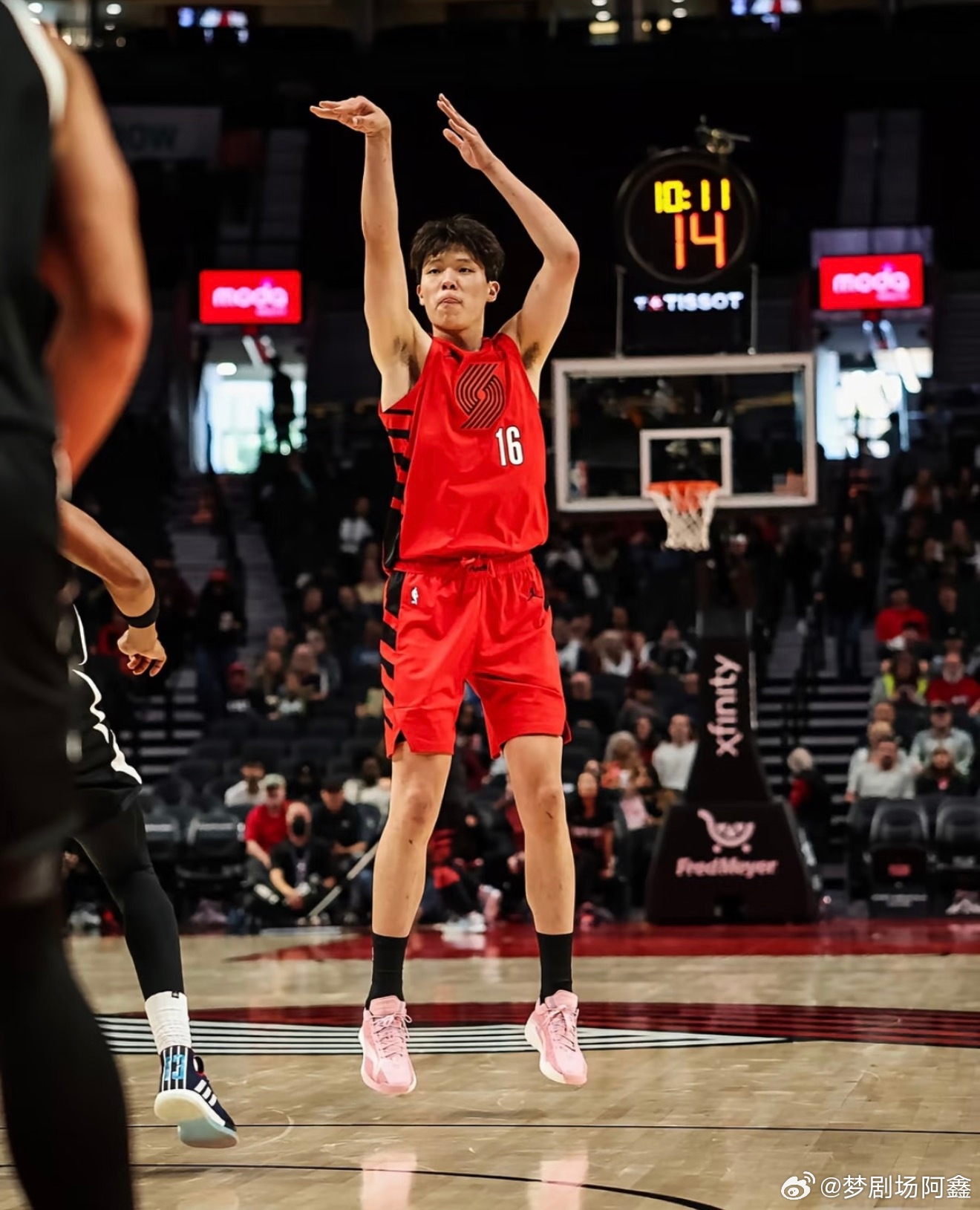 等了这么久，终于又看到杨瀚森在NBA登场了！今天面对灰熊，上场就投进三分，还抢了