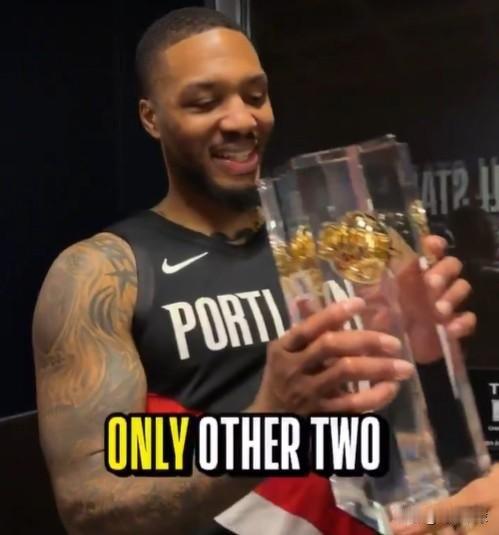 利拉德拿下个人第3座三分大赛冠军奖杯。
利拉德接受采访时坦言，明年还会再来三分大