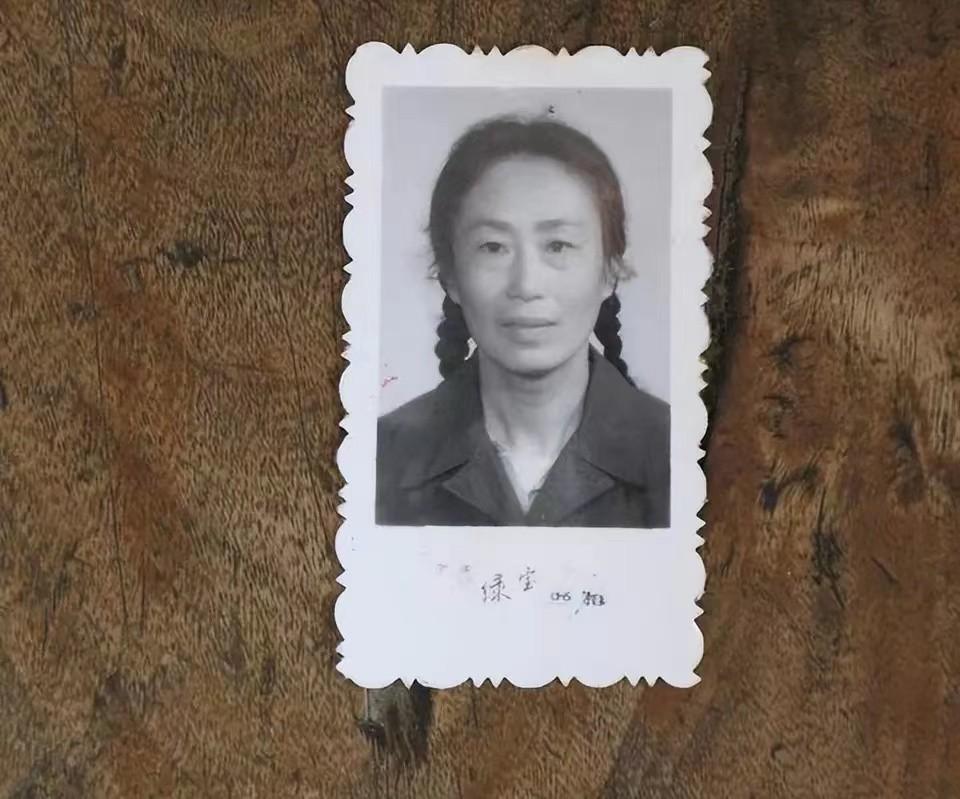 1973年，黄丽萍带丈夫回娘家，一句轻描淡写的“这是我爸”让丈夫如坠冰窟；面对墙
