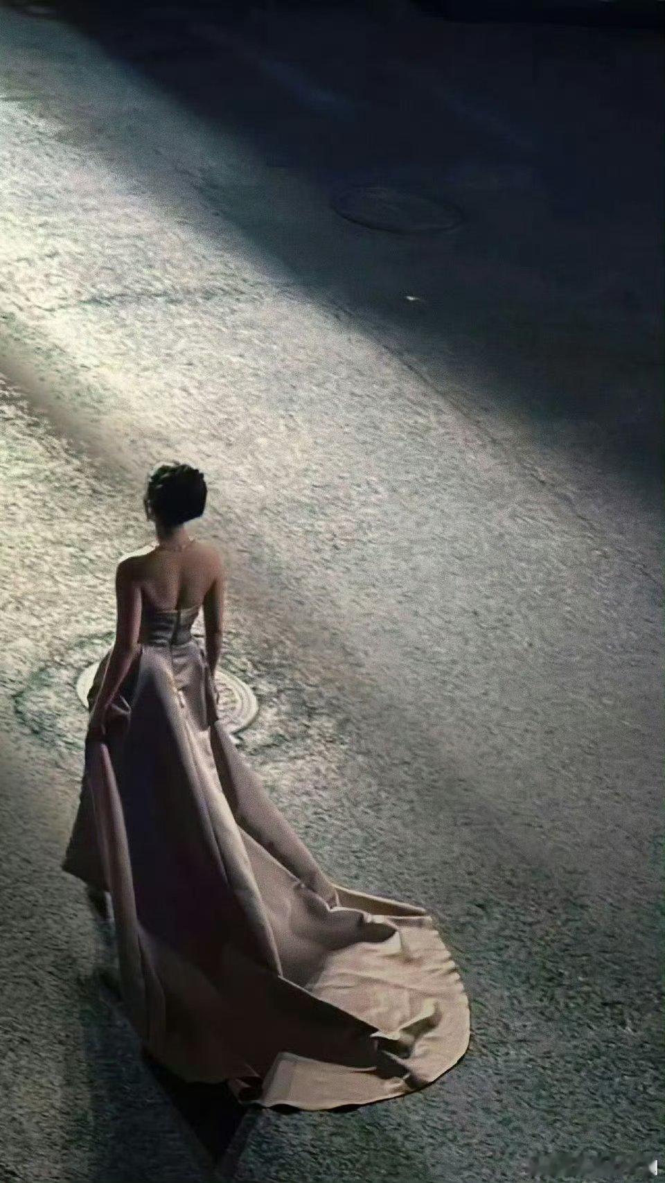 这么看的话刘亦菲这算是正常的身材吧 后背也还可为啥都说她虎背熊腰。。。 ​​​