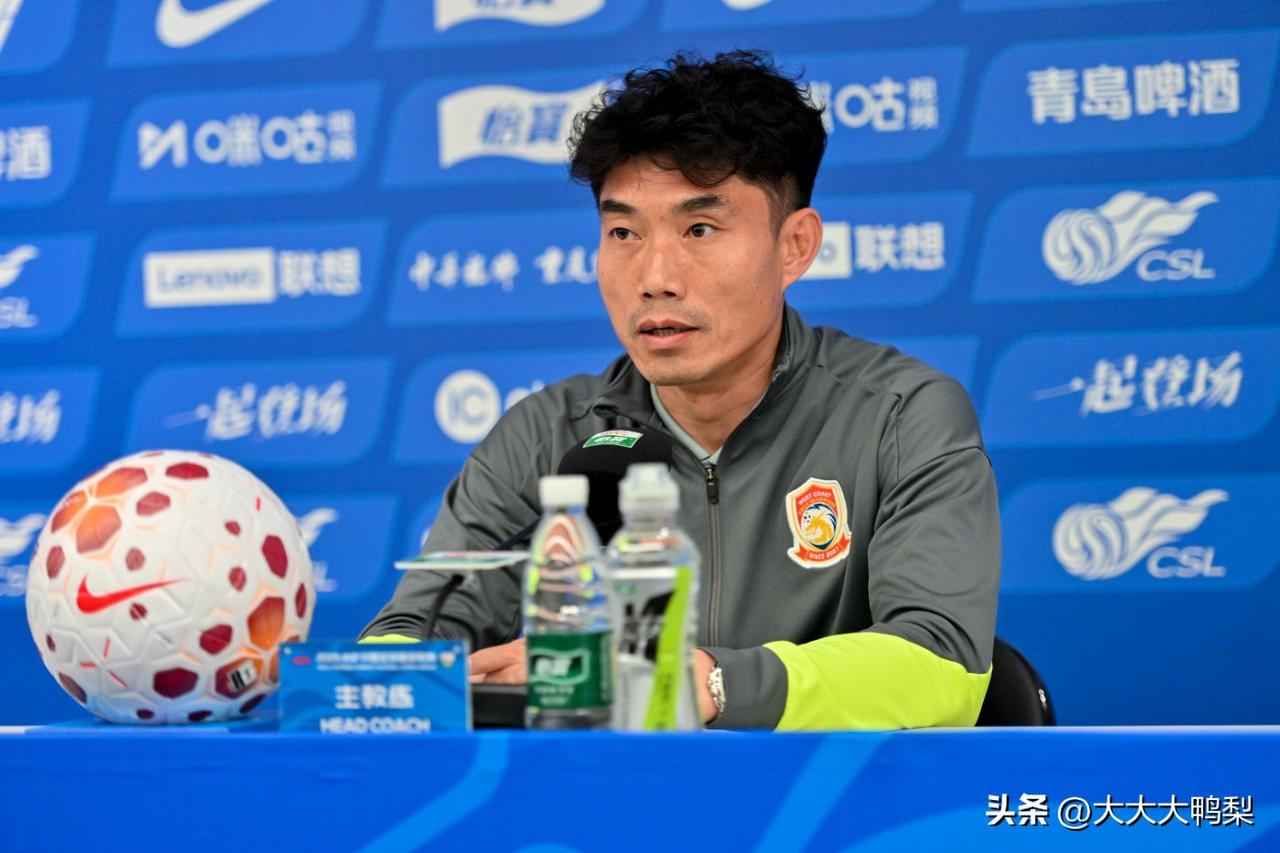 西海岸2-1干翻海港，郑智联赛教练席要回归了

这场球踢得是真糟心，两队加起来往