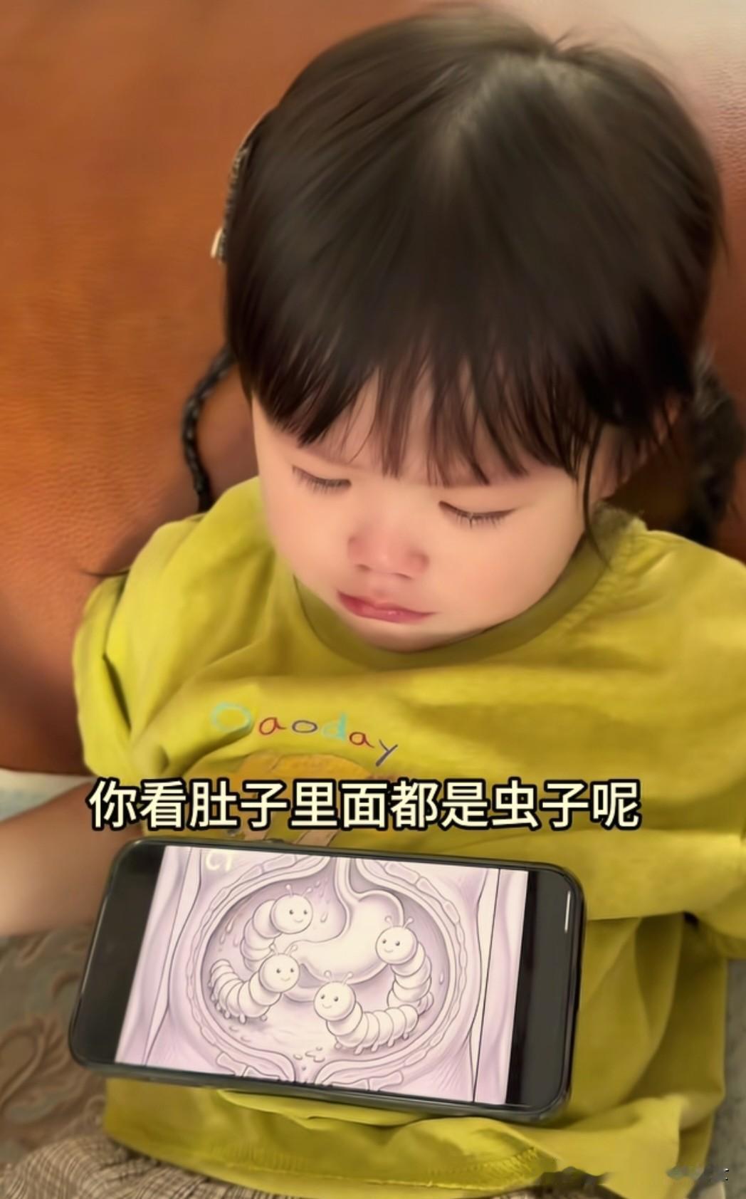 笑死人了，这是哪个天才想出的好办法？

近日，用手机为小朋友检测肚子里是否有虫虫