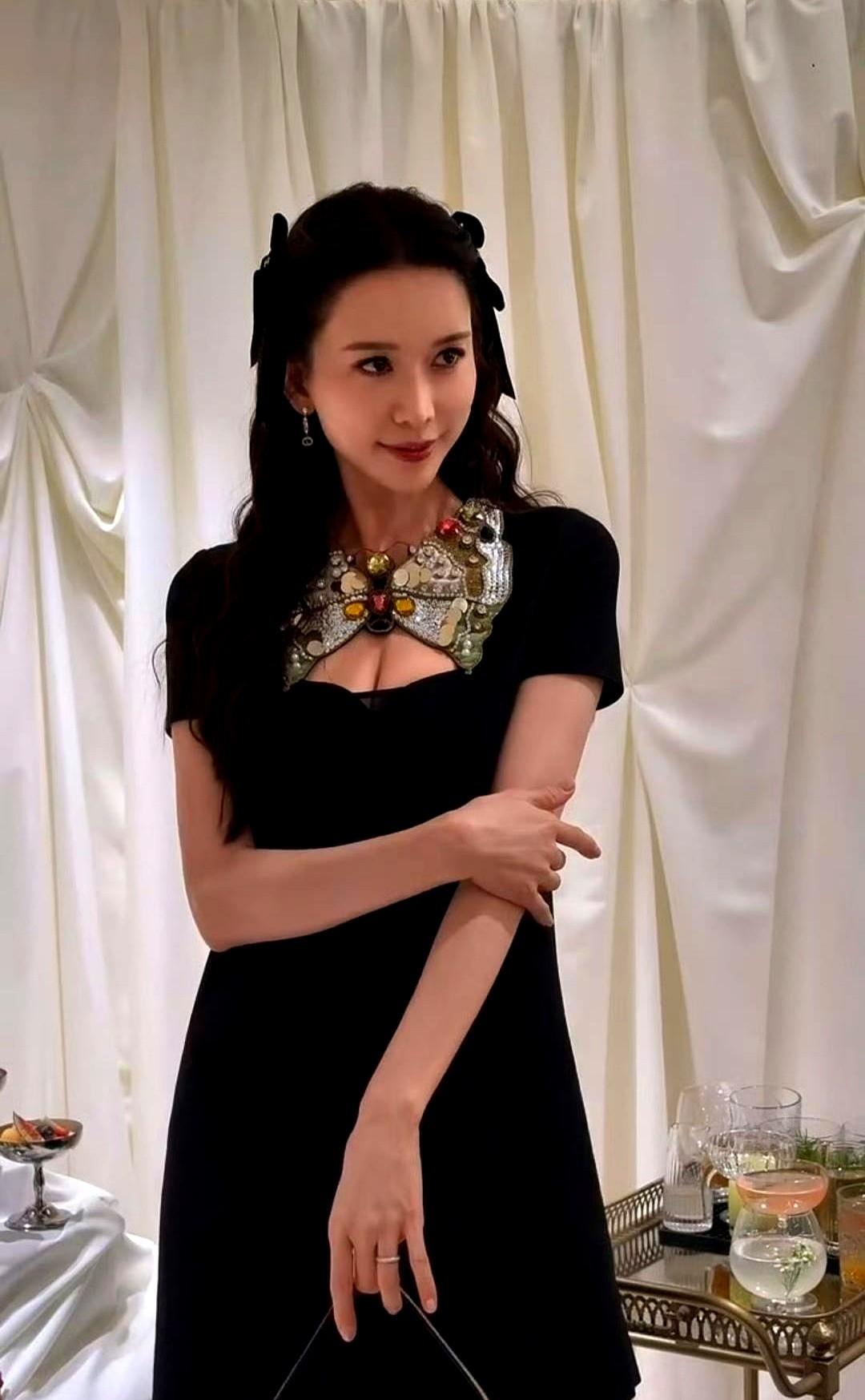 林志玲身着Valentino 2024春季粉纱裙亮相上海外滩品牌活动时被不少镜头