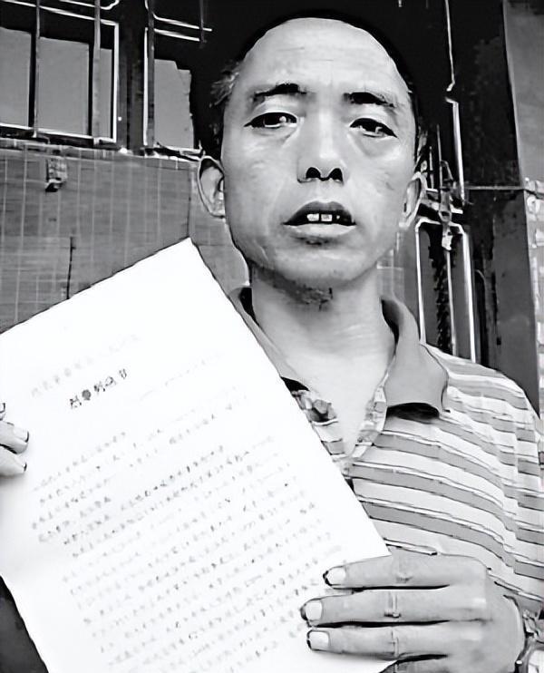 1990年，因堂嫂诬告，教师徐计彬背负15年的强奸犯罪名，最后洗脱罪名却只到了1