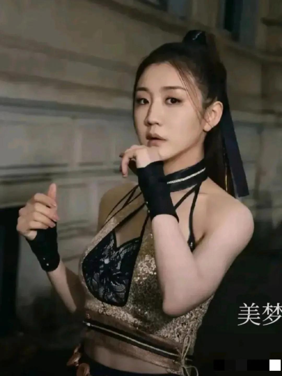 哇塞，陈梦这是瘦身了吧？

画面中的陈梦螓首蛾眉，目若朗星，琼鼻秀挺，唇若花瓣，