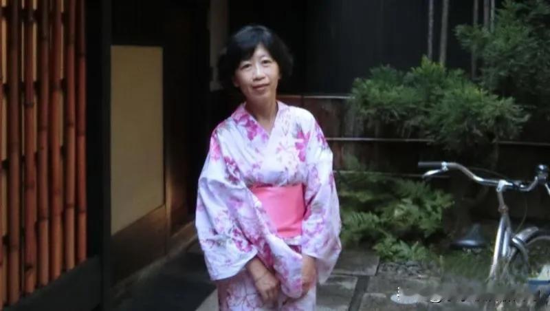 看这位“美女”晒的照片，你不可能想到，她竟然是柯文哲老婆陈佩琪！

陈佩琪昨晚在