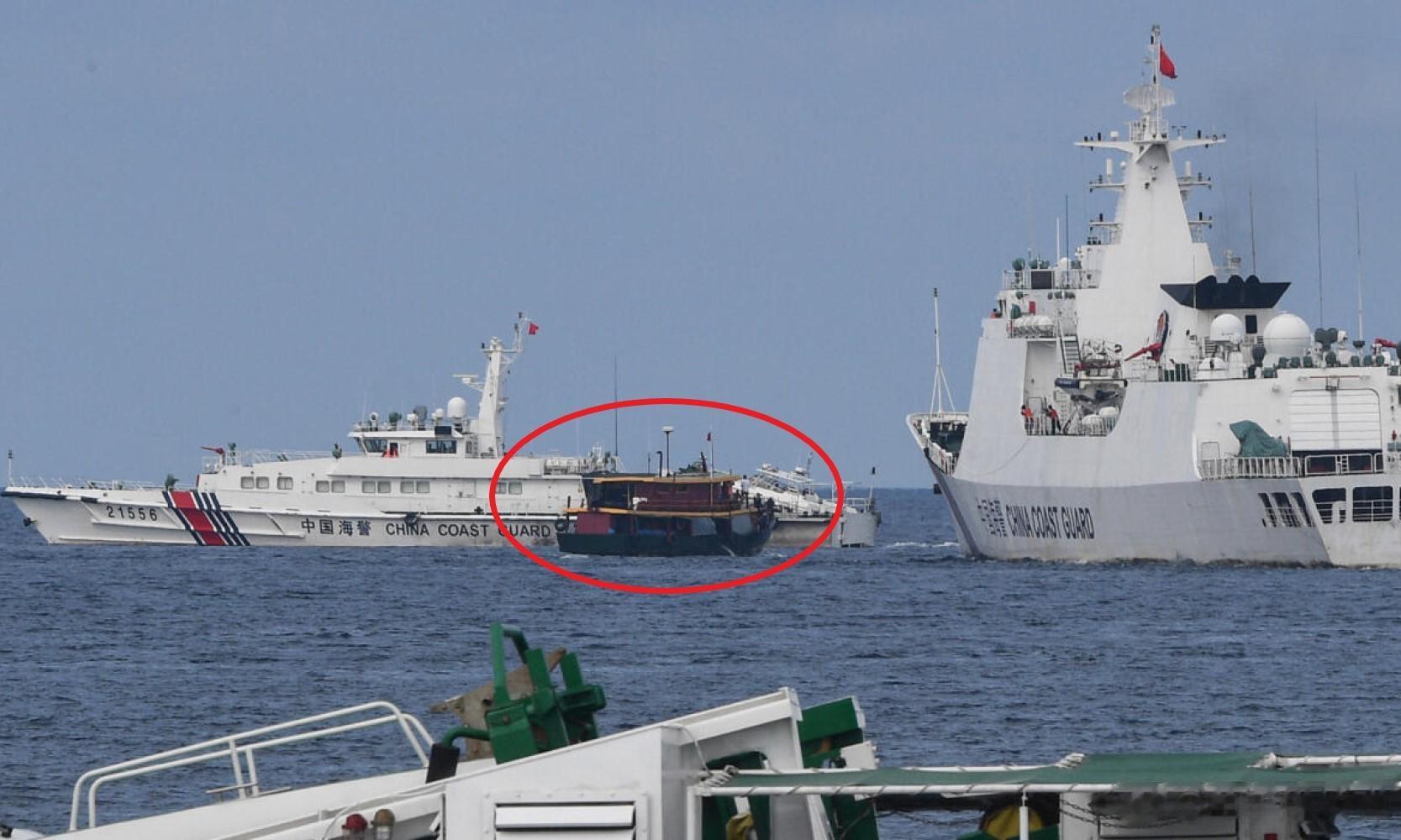 从这张图来看，8月22日，菲律宾2艘运补船和2艘海警船为菲律宾在我国仁爱礁非法坐