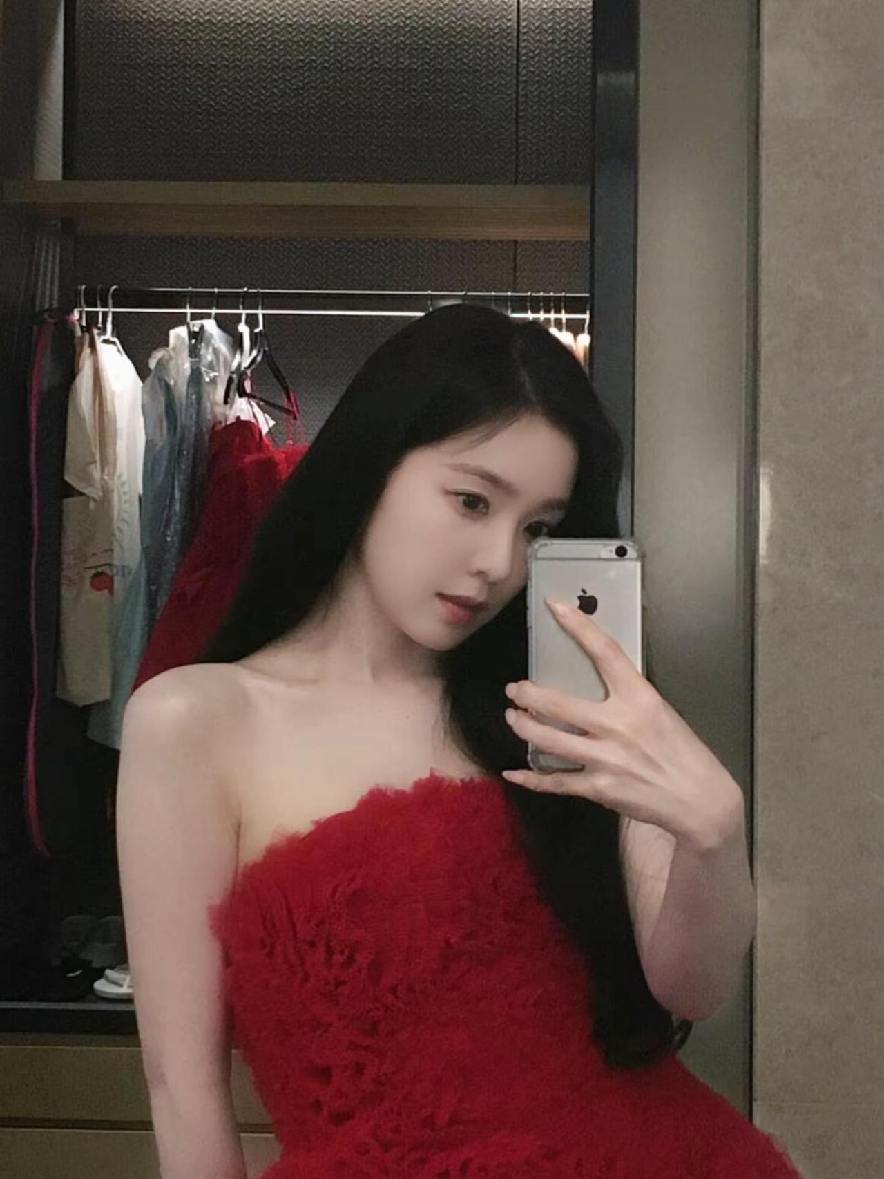 “红裙是夜色的反叛，慵懒是情绪的留白。”“世人偏爱直白的热烈，我偏爱暗处悄悄绽放