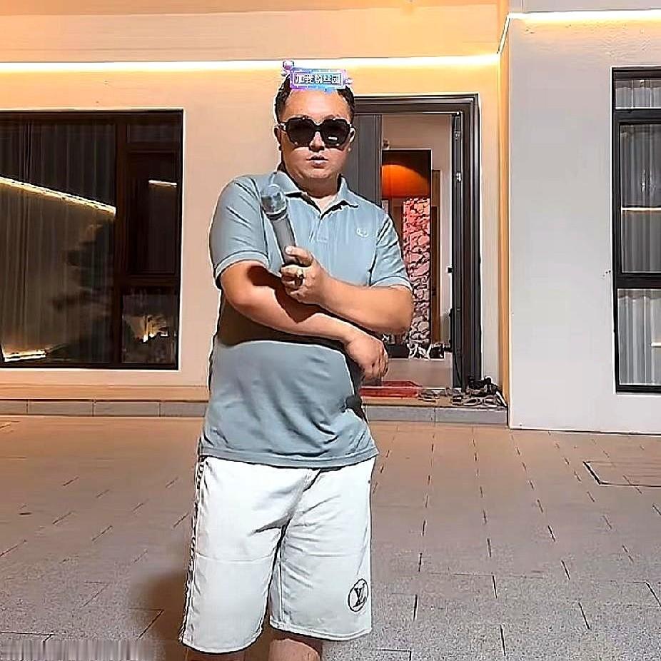 这几天，二胖家门口比景点还热闹。
玛丽娘家人一到中国，连带把他直播间也拽上了热度