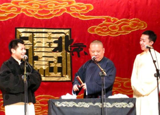 有一次，主持人问李菁：“你离开德云社最直接的原因是什么？”李菁说了2点，却让郭德