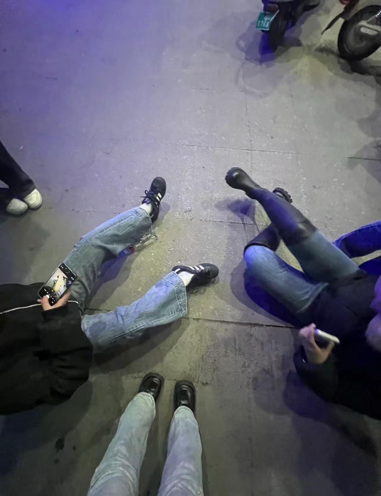 666喝完就开始抡酒瓶子吗。未成年人禁止饮酒 酒后行为艺术家