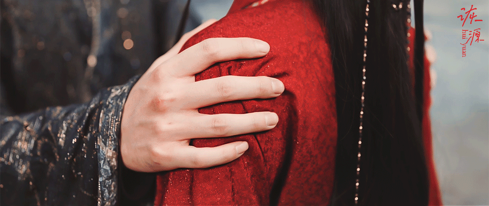 迪丽热巴 《白日提灯》贺思慕 / 动图▷EP23-02 古朴垂发+红衣-被抓肩膀